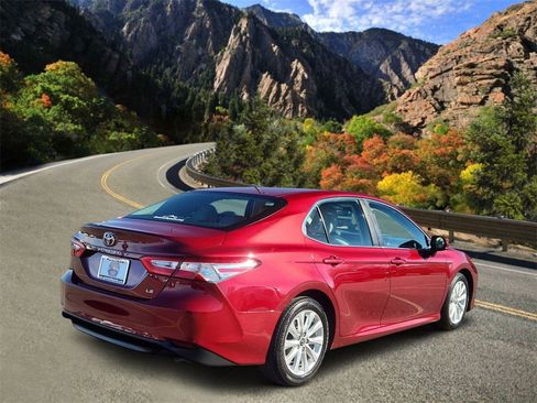 Used 2018 Toyota Camry LE image 3