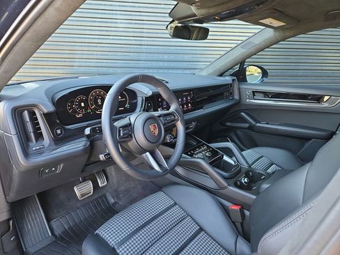 Certified 2026 Porsche Cayenne GTS AWD/4WD image 4