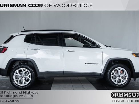 Used 2025 Jeep Compass Latitude w/ Sun & Sound Group image 3