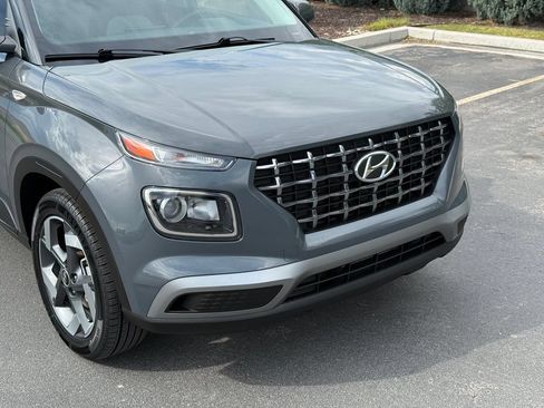 Used 2023 Hyundai Venue SEL w/ Cargo Package FWD image 3