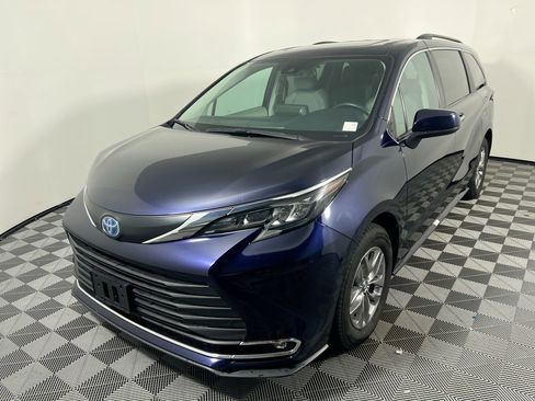 Used 2024 Toyota Sienna XLE image 7