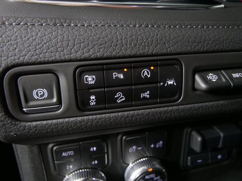 Used 2024 GMC Yukon Denali w/ Advanced Technology Package AWD/4WD image 18