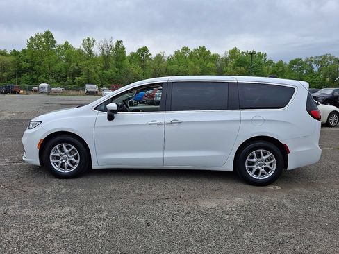 Used 2023 Chrysler Pacifica Touring-L FWD image 7