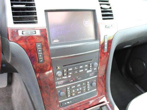 Used 2013 Cadillac Escalade ESV Luxury AWD/4WD image 16