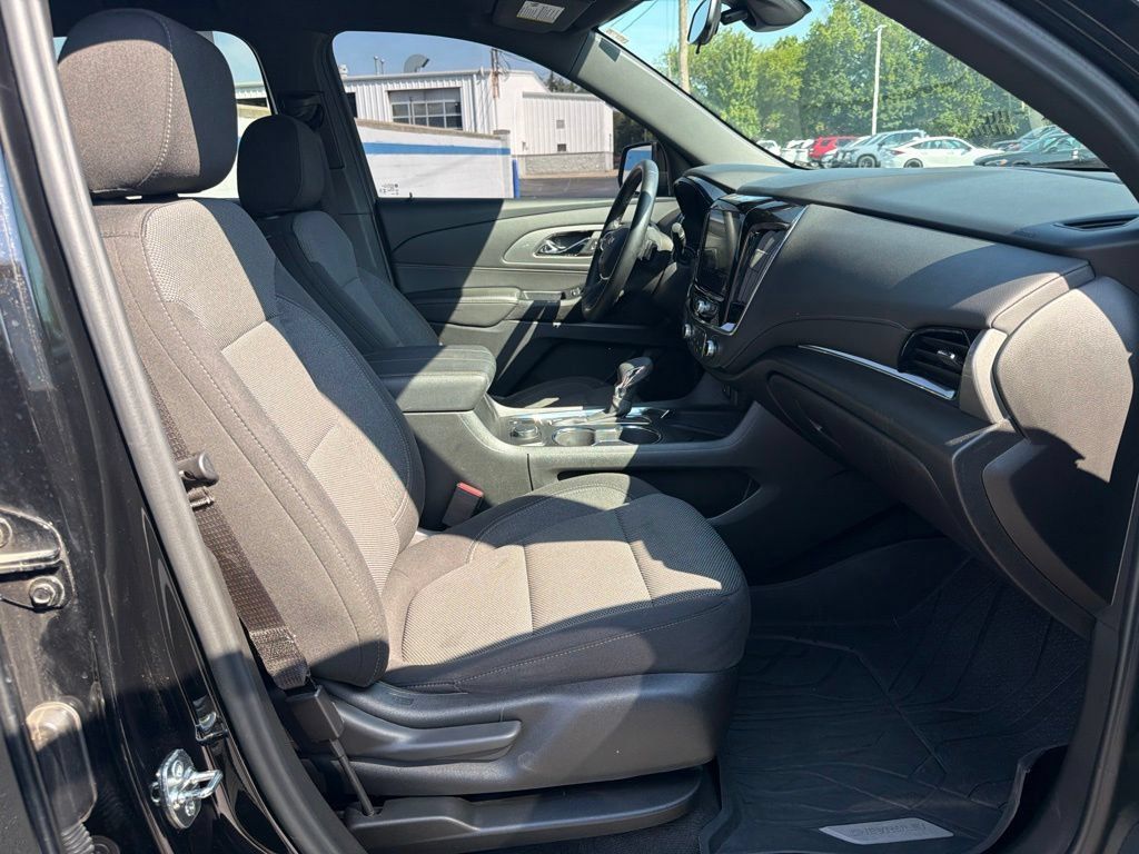 Used 2023 Chevrolet Traverse LT FWD image 25