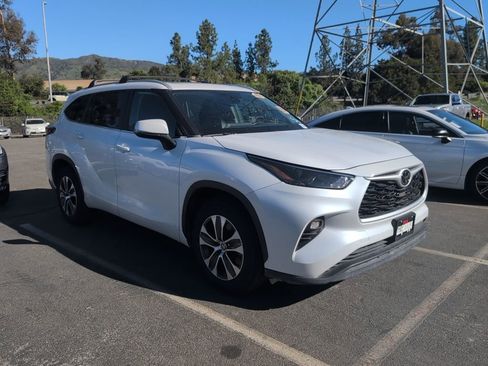 Certified 2023 Toyota Highlander XLE image 1