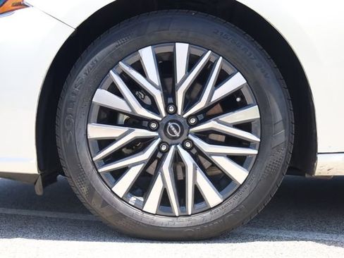 Used 2025 Nissan Altima 2.5 SV FWD image 9