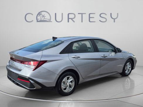 Certified 2025 Hyundai Elantra SE FWD image 5