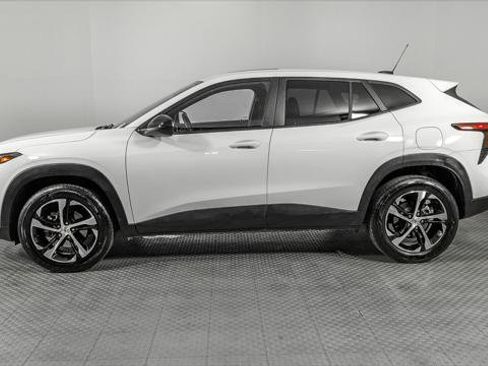 Used 2025 Chevrolet Trax RS w/ Sunroof Package FWD image 3