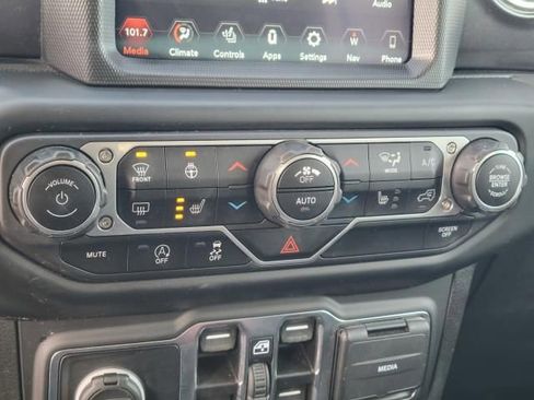 Used 2022 Jeep Wrangler Unlimited Sahara AWD/4WD image 25