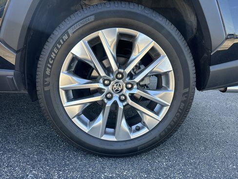 Used 2020 Toyota RAV4 XLE Premium FWD image 27