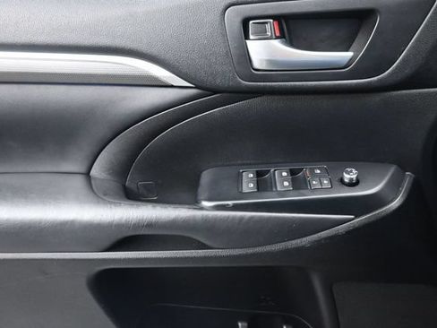 Used 2019 Toyota Highlander SE w/ Nightshade Edition FWD image 27