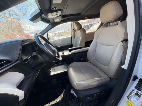 Used 2021 Toyota Sienna XLE image 6