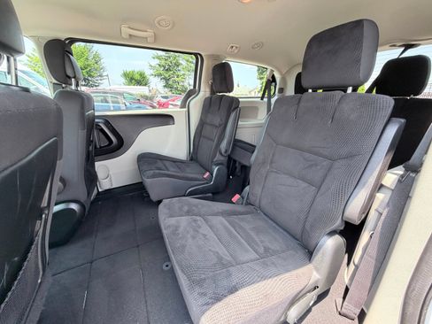 Used 2019 Dodge Grand Caravan SE w/ UConnect Hands-Free Group FWD image 18