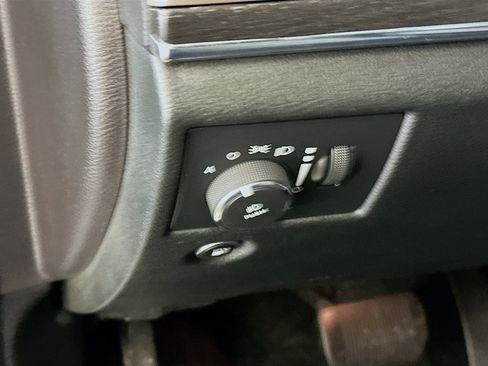 Used 2015 Jeep Grand Cherokee Limited w/ Luxury Group II image 17