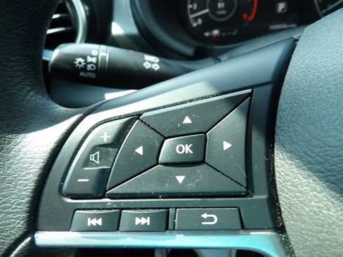 Used 2021 Nissan Kicks SV image 15