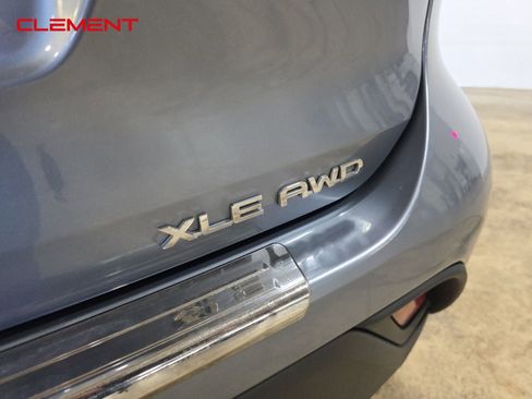 Used 2020 Toyota Highlander XLE w/ Protection Package #3 image 9