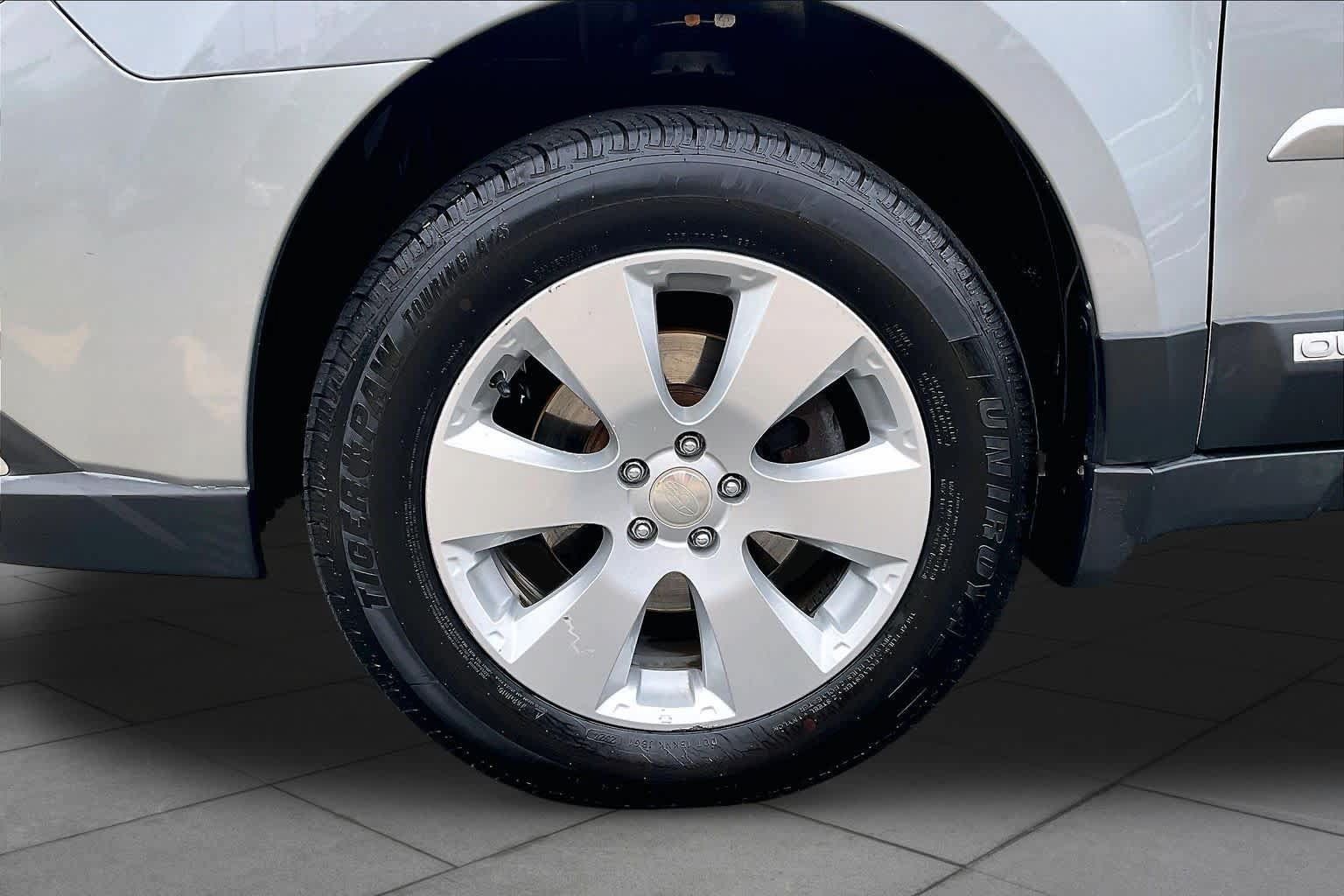 Used 2011 Subaru Outback 2.5i Premium w/ All-Weather Pkg AWD/4WD image 10