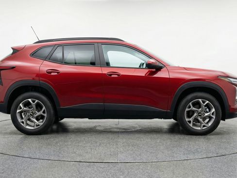 Used 2025 Chevrolet Trax LT FWD image 11
