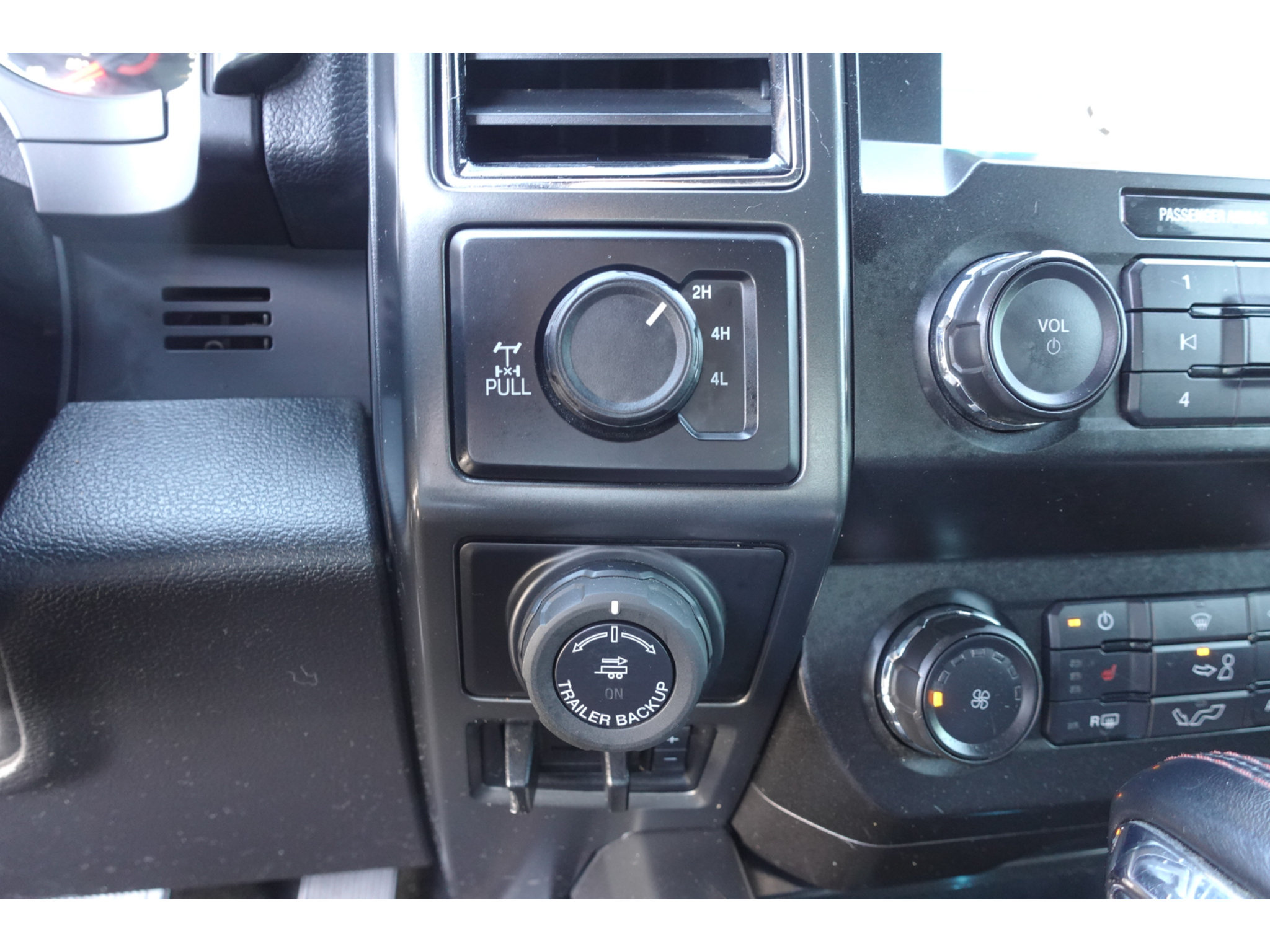 Used 2019 Ford F150 XLT w/ Equipment Group 302A Luxury AWD/4WD image 18