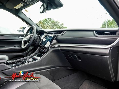 Used 2023 Jeep Grand Cherokee L Laredo image 12