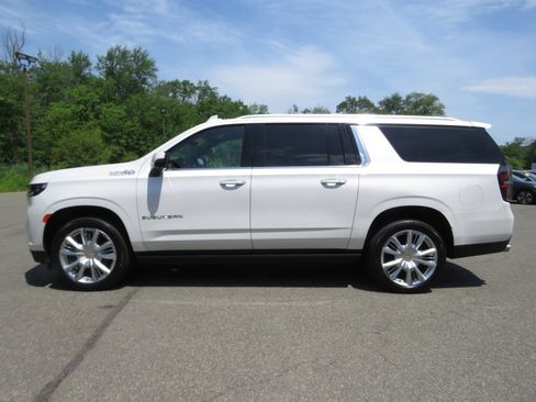 Used 2023 Chevrolet Suburban High Country w/ Premium Package 2 AWD/4WD image 8
