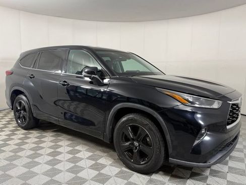Used 2021 Toyota Highlander LE FWD image 9