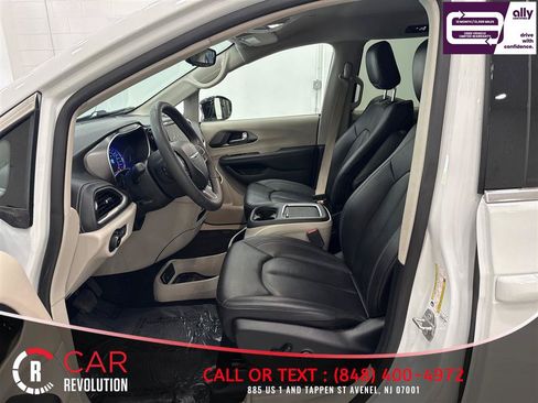 Used 2024 Chrysler Pacifica Limited FWD image 40