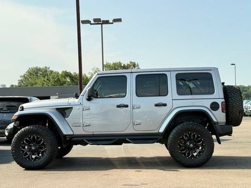 Used 2018 Jeep Wrangler Unlimited Sahara w/ Dual Top Group AWD/4WD image 32