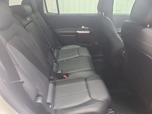 Used 2021 Mercedes-Benz GLB 250 4MATIC image 40