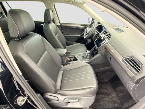 Used 2023 Volkswagen Tiguan SE w/ Panoramic Sunroof Package FWD image 18