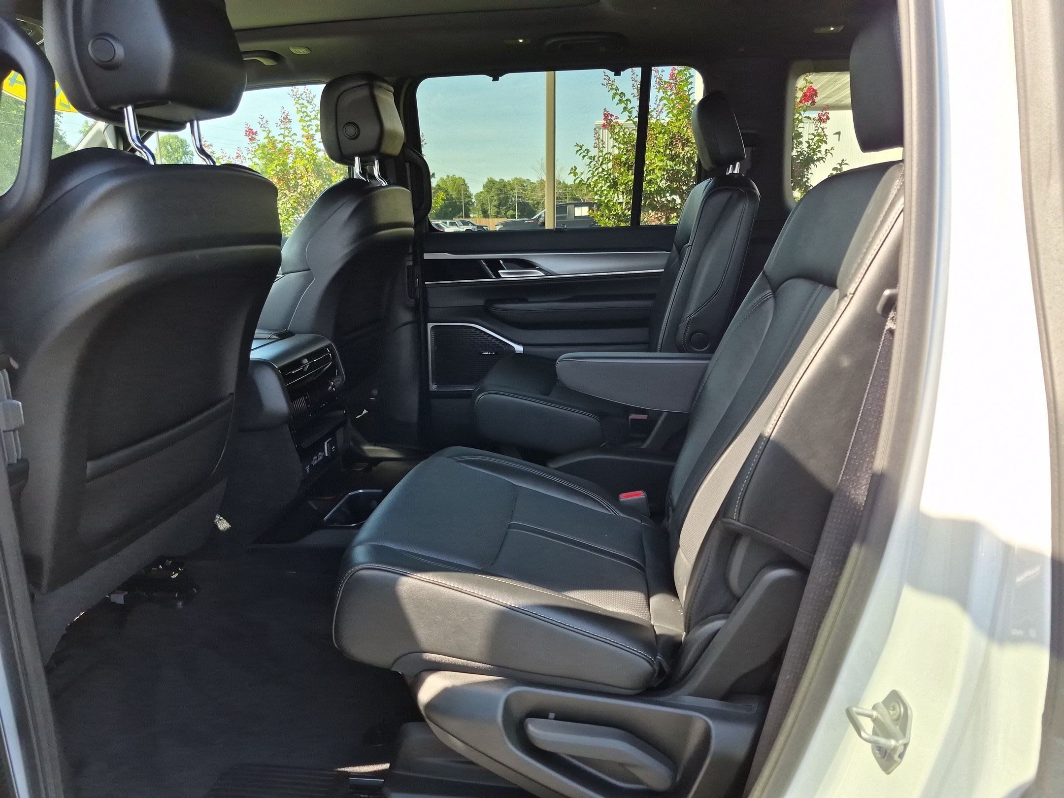 Used 2024 Jeep Wagoneer Series II w/ Convenience Group I RWD image 17
