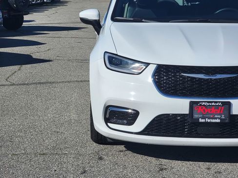 Certified 2023 Chrysler Pacifica Touring-L image 3