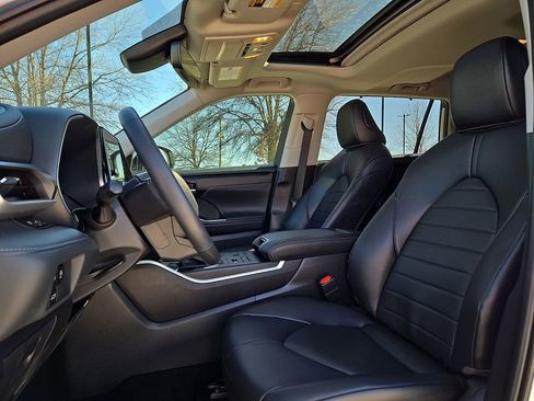 Used 2023 Toyota Highlander XLE image 15