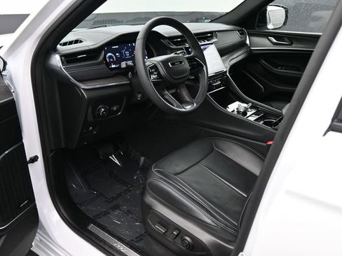 Used 2023 Jeep Grand Cherokee Overland AWD/4WD image 2
