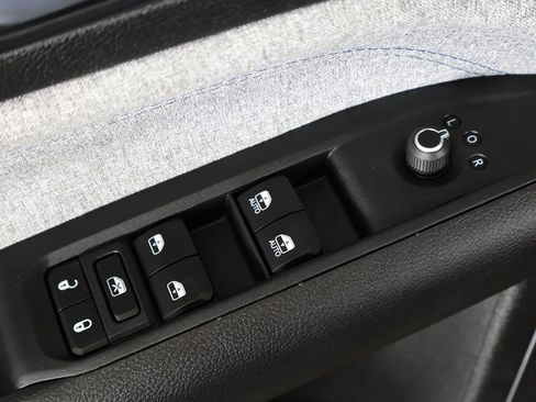 Used 2025 Jeep Compass Latitude AWD/4WD image 34