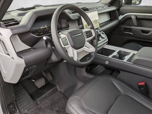 Used 2025 Land Rover Defender 110 X-Dynamic SE AWD/4WD image 3