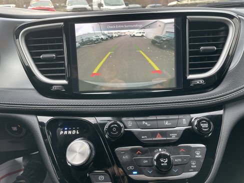 Used 2023 Chrysler Pacifica Touring-L w/ S Appearance Package image 45