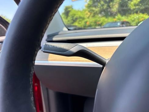 Used 2022 Tesla Model Y Long Range AWD/4WD image 32