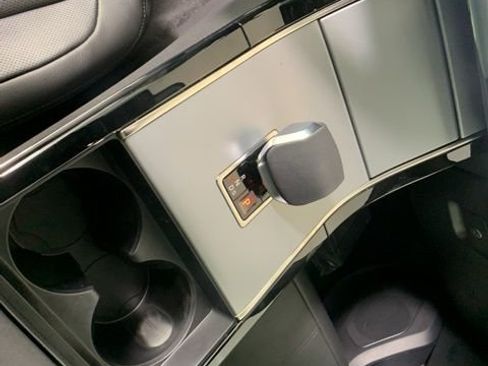 Certified 2025 Land Rover Range Rover Velar S image 21