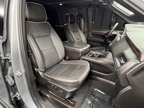 Used 2023 Chevrolet Suburban Premier image 4