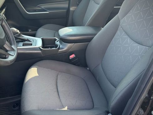 Used 2023 Toyota RAV4 XLE w/ Convenience Package image 9