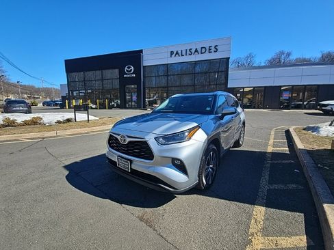 Used 2021 Toyota Highlander XLE image 4