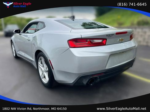 Used 2018 Chevrolet Camaro LT RWD image 5