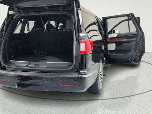 Used 2018 Lincoln Navigator L Reserve w/ Technology Package AWD/4WD image 12