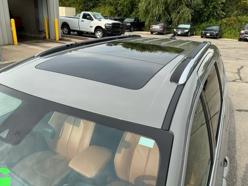 Used 2023 Chrysler Pacifica Pinnacle FWD image 12