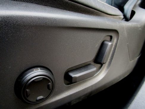 Used 2020 Volvo XC40 T5 Momentum w/ Protection Package Premier image 32