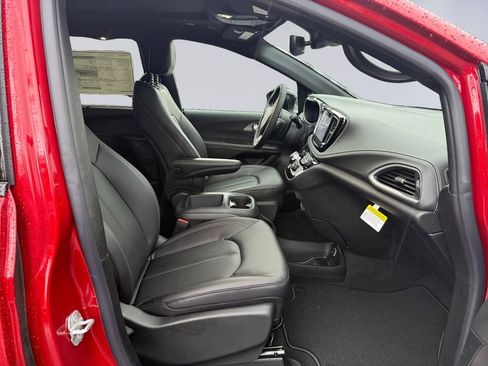 New 2026 Chrysler Pacifica Select image 17
