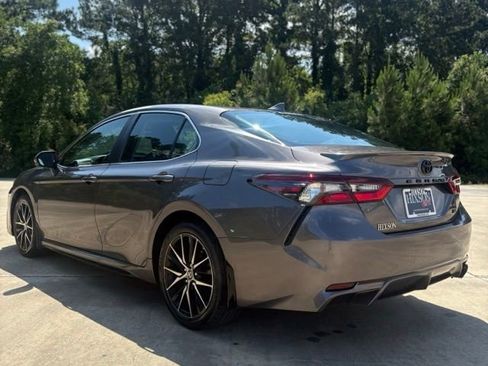 Used 2024 Toyota Camry SE FWD image 3