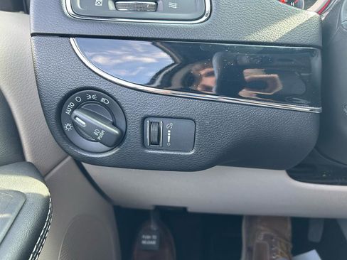 Used 2017 Dodge Grand Caravan SXT image 25